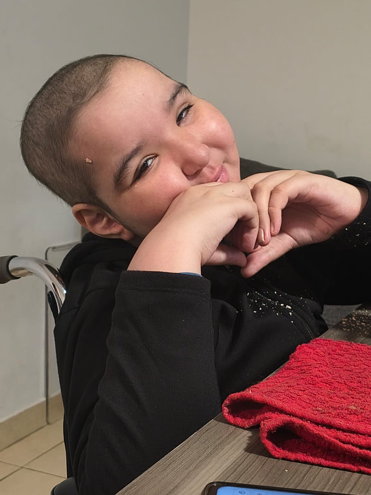Manu sonriendo y haciendo un corazón con las manos